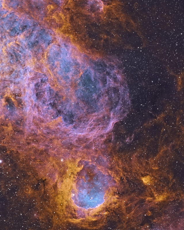 金色に光る縁に囲まれた、青い丸い星雲NGC 3324 / The round nebula NGC 3324, blue inside a glowing gold rim