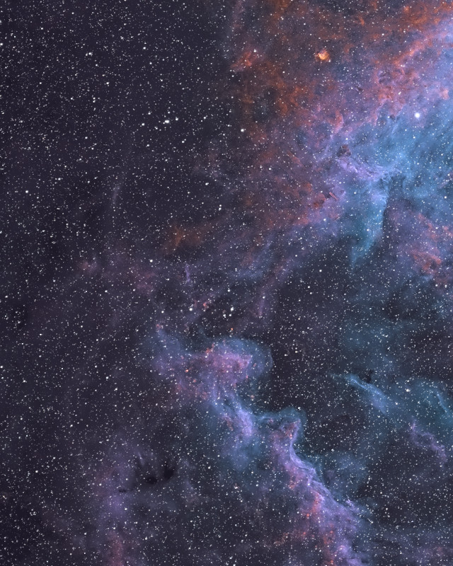 紫がかった星の多い空にうねる、ラベンダーと青の雲 / Billowing lavender and blue clouds on a plum, star-filled sky